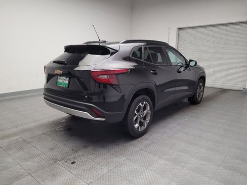 Used 2025 Chevrolet Trax LT w/ LT Convenience Package image 9