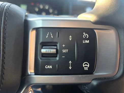 New 2025 Land Rover Discovery Dynamic SE image 32