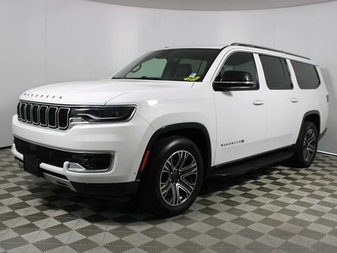 Used 2024 Jeep Wagoneer L Series II w/ Flexible Seating Group RWD image 3