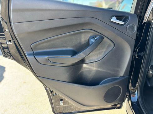 Used 2019 Ford Escape Titanium image 10