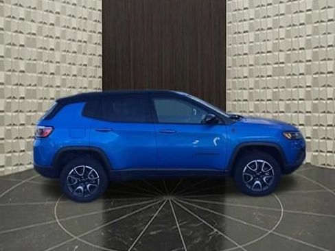 Used 2025 Jeep Compass Trailhawk w/ Trailhawk Convenience Group AWD/4WD image 3