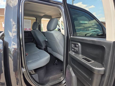 Used 2018 RAM 1500 Express w/ Black Ram 1500 Express Group AWD/4WD image 17