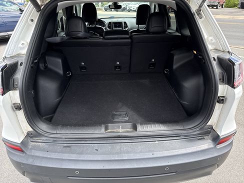 Used 2019 Jeep Cherokee Latitude Plus w/ Comfort/Convenience Group AWD/4WD image 5