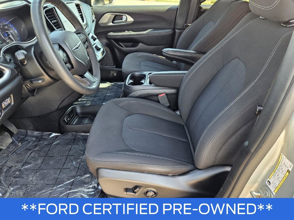 Used 2023 Chrysler Pacifica Touring FWD image 16