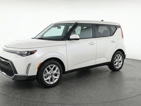 Used 2025 Kia Soul LX w/ LX Technology Package FWD image 3