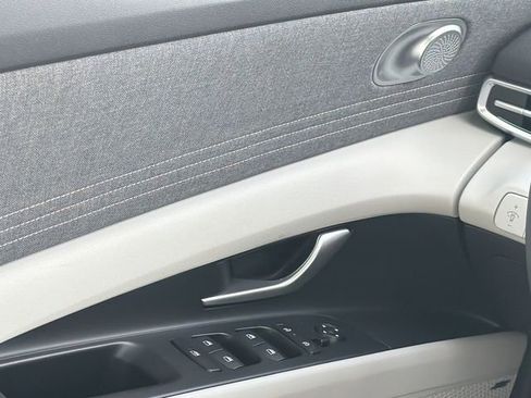 Used 2025 Hyundai Elantra Limited FWD image 17