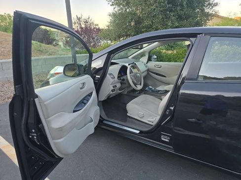 Used 2011 Nissan Leaf SL w/ Recycling/Organizational Pkg FWD image 9