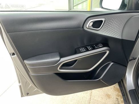 Used 2025 Kia Soul LX w/ LX Technology Package FWD image 14
