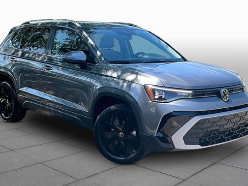 Used 2025 Volkswagen Taos SE w/ Black Wheel Package image 3