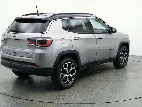 Used 2025 Jeep Compass Limited image 9