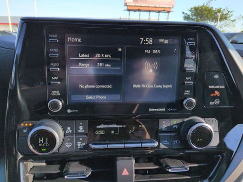 Used 2021 Toyota Highlander XLE AWD/4WD image 19