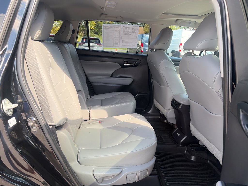 Used 2023 Toyota Highlander XLE AWD/4WD image 45