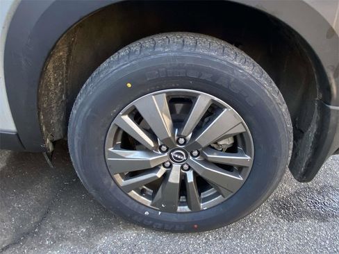 Used 2024 Nissan Pathfinder SV w/ SV Premium Package image 9