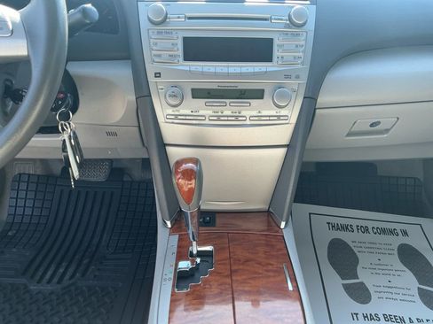 Used 2010 Toyota Camry XLE FWD image 11