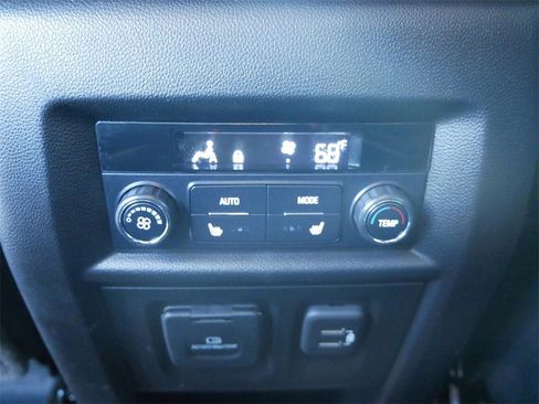 Used 2022 Chevrolet Traverse Premier image 11