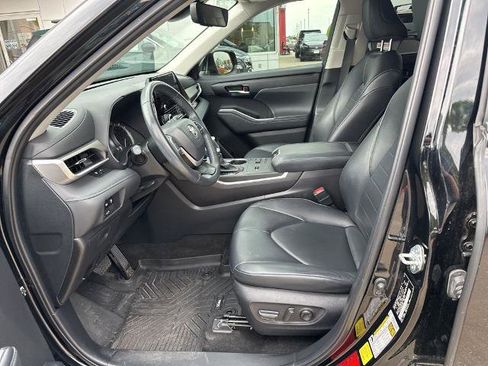 Used 2024 Toyota Highlander XLE FWD image 3