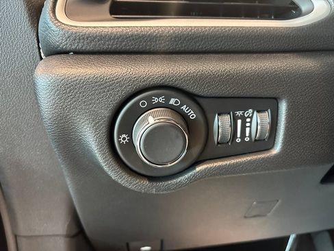 New 2027 Chrysler Pacifica Select FWD image 8