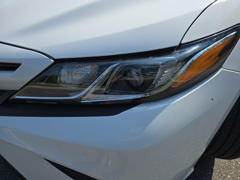 Used 2018 Toyota Camry SE w/ Convenience Package FWD image 32