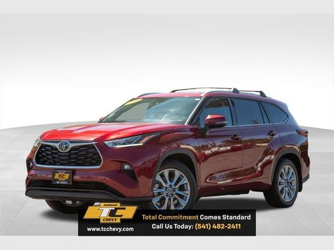 Used 2022 Toyota Highlander Limited AWD/4WD image 1