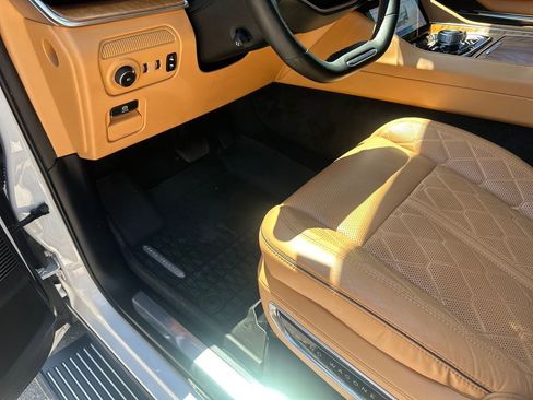 Used 2022 Jeep Grand Wagoneer Series III w/ Rear Seat Video Group 1 AWD/4WD image 19