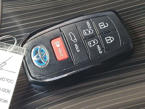 Used 2024 Toyota Sienna Limited image 40