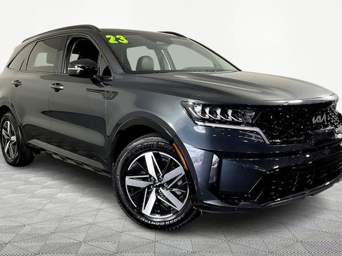 Used 2023 Kia Sorento S w/ Panoramic Sunroof Package image 3