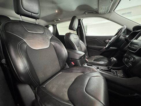 Used 2019 Jeep Cherokee Latitude Plus w/ Cold Weather Group AWD/4WD image 27