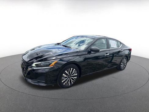 Used 2025 Nissan Altima 2.5 SV FWD image 4