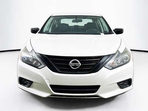 Used 2018 Nissan Altima 2.5 SR w/ SR Midnight Edition FWD image 2