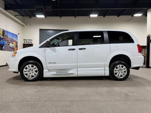 Used 2019 Dodge Grand Caravan SE FWD image 9