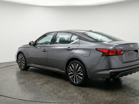Used 2025 Nissan Altima 2.5 SV FWD image 6