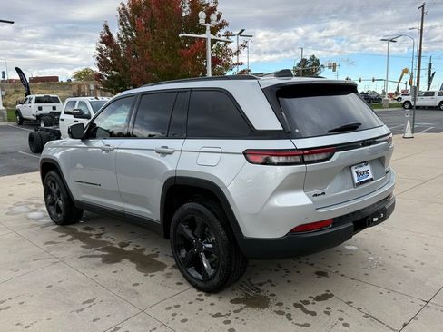 New 2025 Jeep Grand Cherokee Limited w/ Black Appearance Package image 10