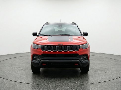 Used 2025 Jeep Compass Trailhawk AWD/4WD image 2
