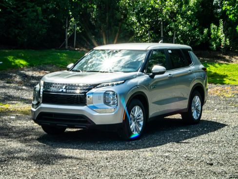 New 2025 Mitsubishi Outlander ES image 1