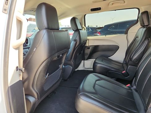 Used 2023 Chrysler Pacifica Touring-L FWD image 11