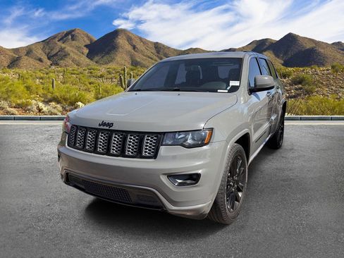 Used 2020 Jeep Grand Cherokee Altitude RWD image 2