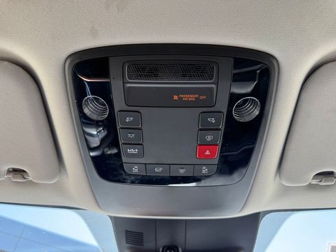 Used 2025 Kia Carnival EX FWD image 21