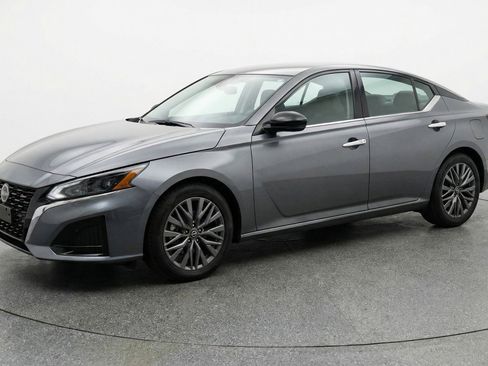 Used 2025 Nissan Altima 2.5 SV FWD image 3