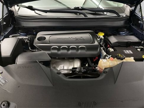 Used 2019 Jeep Cherokee Latitude Plus w/ Cold Weather Group AWD/4WD image 13
