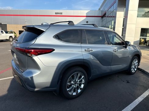 Used 2020 Toyota Highlander Limited FWD image 4