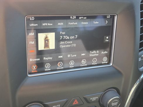 Used 2021 Jeep Grand Cherokee Laredo image 20