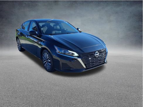 Used 2025 Nissan Altima 2.5 SV FWD image 2