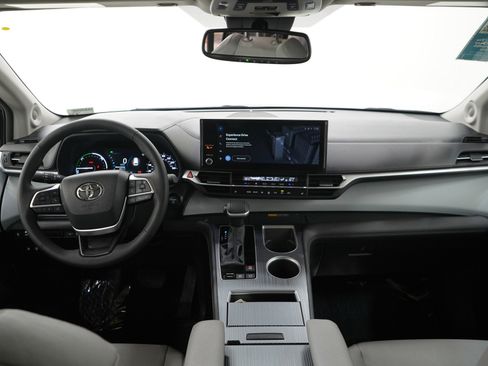 Used 2025 Toyota Sienna XLE w/ XLE Plus Package image 18