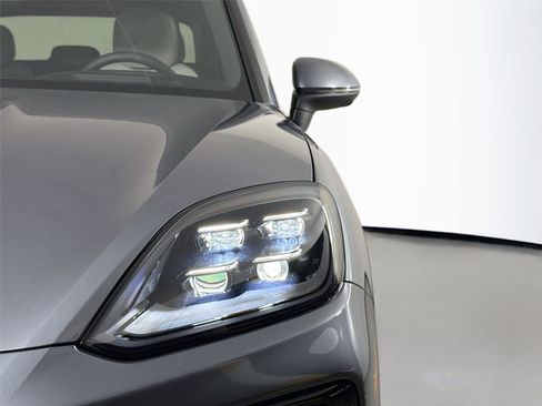 Certified 2026 Porsche Cayenne AWD/4WD image 15