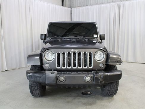 Used 2018 Jeep Wrangler Unlimited Sahara w/ Dual Top Group AWD/4WD image 34