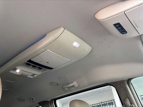 Used 2015 Chrysler Town & Country Touring image 22