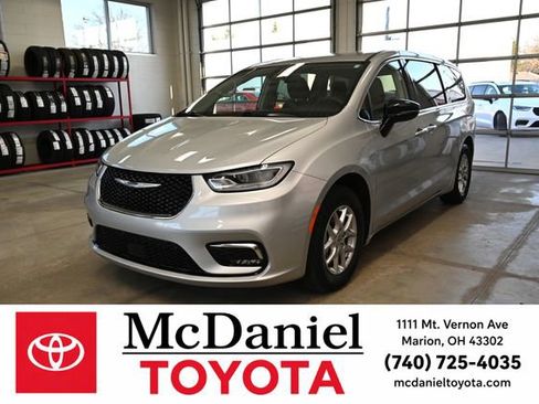 Used 2024 Chrysler Pacifica Touring-L FWD image 1