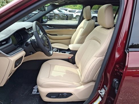 New 2025 Jeep Grand Cherokee Limited w/ Luxury Tech Group II image 8