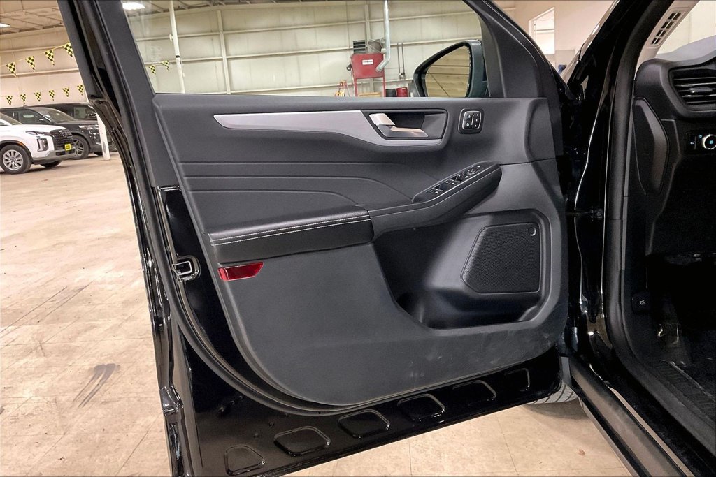 Certified 2025 Ford Escape Platinum AWD/4WD image 21
