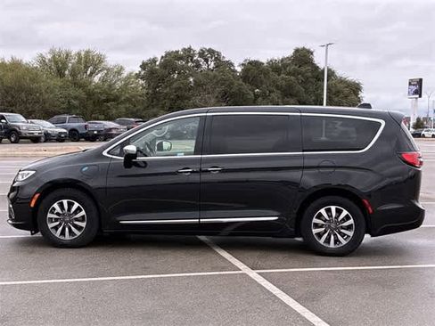 Used 2023 Chrysler Pacifica Limited image 3